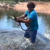 Мужчина поймал крокодила голыми руками (видео)