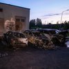 В Киеве во дворе дома сгорели четыре машины (видео)