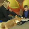 У Херсоні собака допомагає дітям навчатися читати