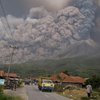 Столб пепла 7 км в высоту: в Индонезии проснулся вулкан (видео) 