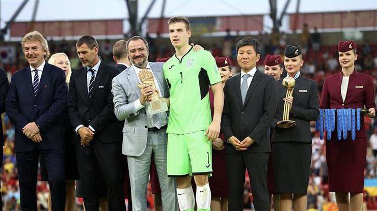 Украинский вратарь получил "золотую перчатку" \ фото из Instagram caferealmadrid1902