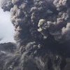 Вблизи Мехико вулкан выбросил в небо столб пепла