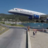 Сверхнизкая посадка: самолет приземлился в метре от туристов (видео)