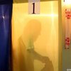 Женщина притворилась мертвой на избирательном участке (видео)