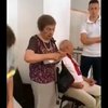 94-летняя бабушка пыталась проглотить бюллетени на участке (видео)