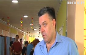 Олег Тягнибок прийшов на виборчу дільницю разом із дітьми