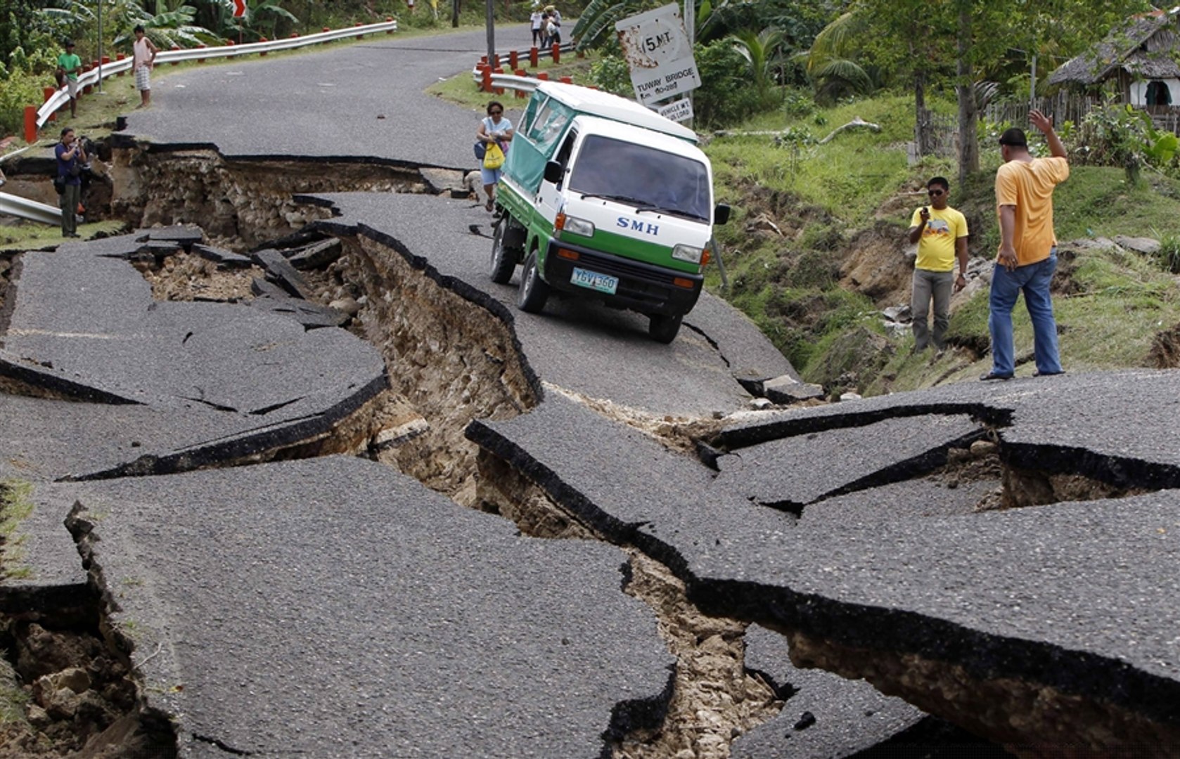 Землетрясение случаи. Землетрясение в Непале 2015. Землетрясение фото. Природные катаклизмы. Разлом дороги.