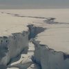 Огромные льды Антарктиды раскололи две гигантские трещины (видео)
