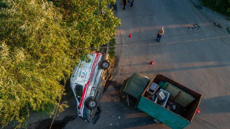 В Днепре грузовик влетел в "скорую", фото: "Информатор"
