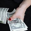 Доллар на межбанке падает