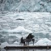 "До мурашек": известный пианист дал концерт на тающем леднике Арктики