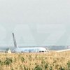 В России пассажирский самолет совершил жесткую посадку в поле и загорелся 