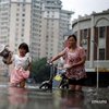 Сильное наводнение "уносит" жизни людей 