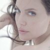 На шелковых простынях: Анджелина Джоли снялась в рекламе полуобнаженной (видео)
