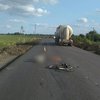 Под Харьковом пенсионер скончался под колесами грузовика (фото)