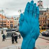 Из Киева вывезли скандальную руку-гиганта (фото)