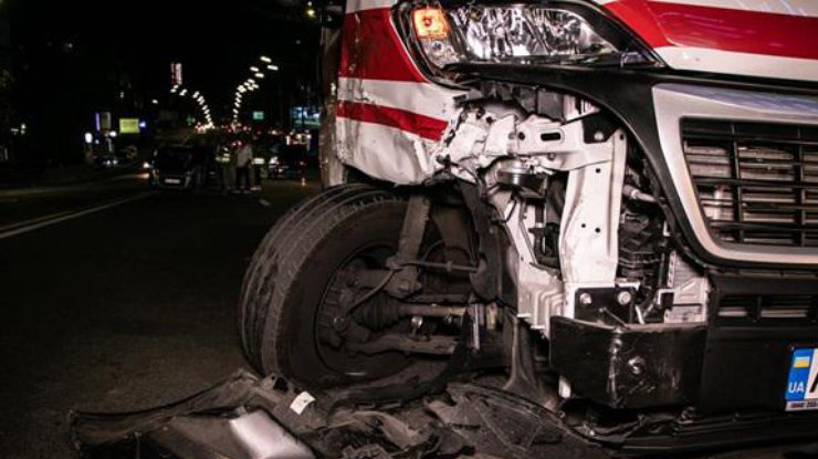 Автомобиль скорой помощи после столкновения с легковушкой / Фото: Информатор 