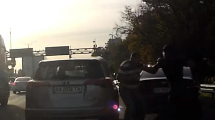 Два водителя подрались посреди трассы / Фото: скриншот из видео