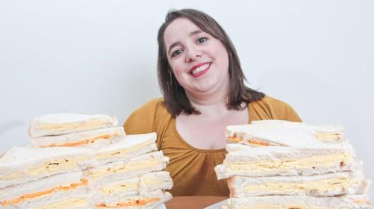 Девушка более 30 лет ест только бутерброды с сыром / Фото: Сегодня