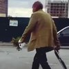 По Киеву гуляет мужчина с ружьем и цветами 