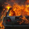 В Днепре во дворе дома сгорел автомобиль (видео)