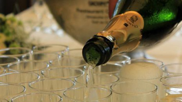 Фото: запрет шампанского и коньяка в Украине 