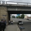 В Киеве мужчина упал с моста под проезжающие авто