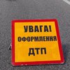 В Киеве грузовик "влетел" в остановку