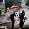 На правительство Гонконга напали с "коктейлями Молотова"