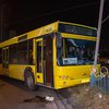 В Киеве автобус снес забор и врезался в столб (фото)