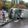 В Киеве микроавтобус "вылетел" на тротуар и перевернулся (фото)