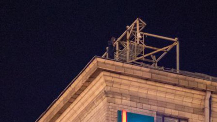 В Киеве парень вылез на крышу, и грозился спрыгнуть / Фото: kiev.informator.ua