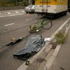 В Киеве грузовик насмерть задавил велосипедиста (видео)