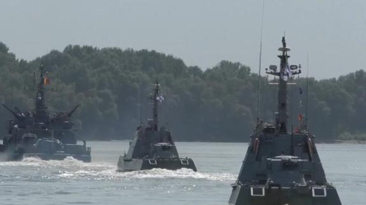Фото: румынские и украинские корабли на Дунае