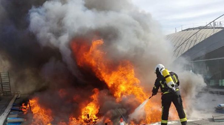 Фото: пожар в аэропорту Аликанте / RAFA MOLINA/AP