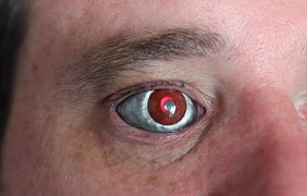 Мужчина заменил потерянный глаз/ Фото: The Eyeborg Project