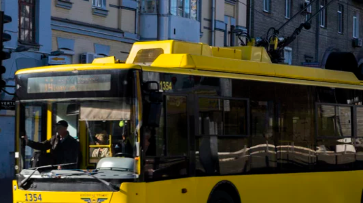 Водитель троллейбуса напал на пассажиров 