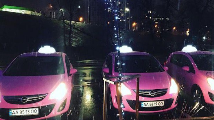 Розовое такси/ Фото: facebook.com/pink.taxi.kyiv