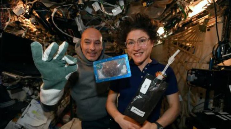 Первое печенье в космосе/ Фото: The Guardian