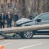 Внедорожник в центре Киева сбил бетонный столб 