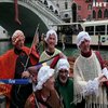 Каналами Венеції пропливли відьми