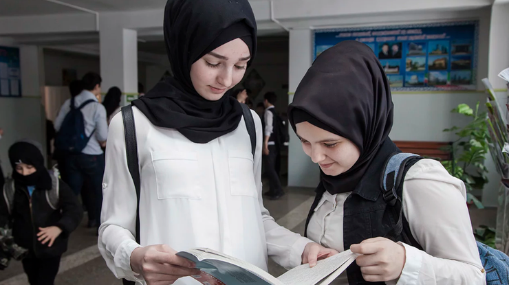 В Австрии школьницам запретят носить хиджаб