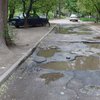 В Запорожье ямы на дорогах "латают" коврами (фото)