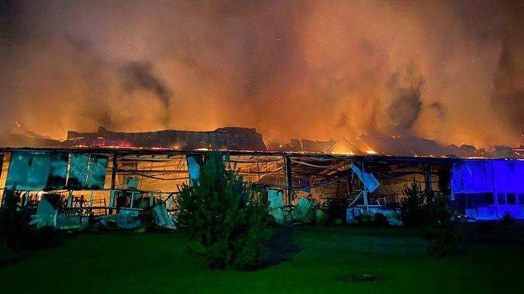В Мукачево вспыхнул крупный пожар на лыжной фабрике "Тиса"