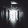 Капельницы в темноте и больные в коридоре: условия больницы шокировали пациентов 