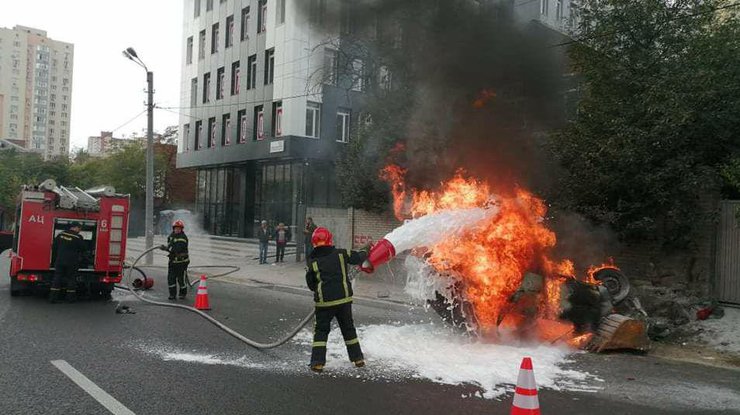 В Киеве после ДТП загорелся автомобиль