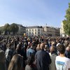 Во Франции тысячи людей вышли почтить память убитого учителя (фото, видео)