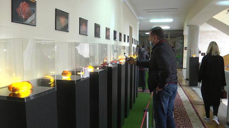 Первый легальный аукцион по продаже янтаря-сырца прошел в Луцке