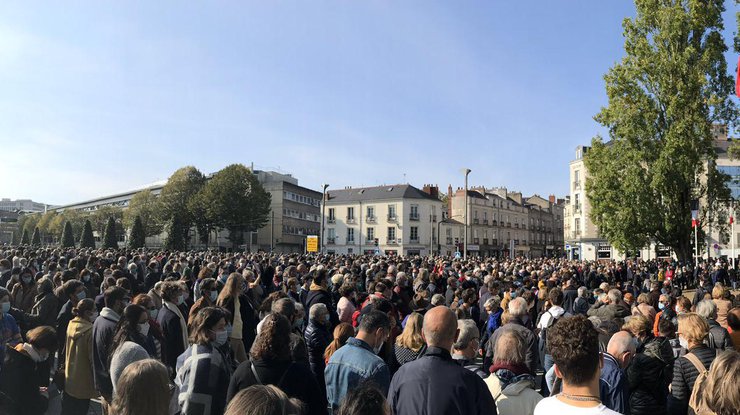 Тысячи людей вышли на улицы, чтобы почтить память учителя истории Самюэля Пати/Фото:twitter 
