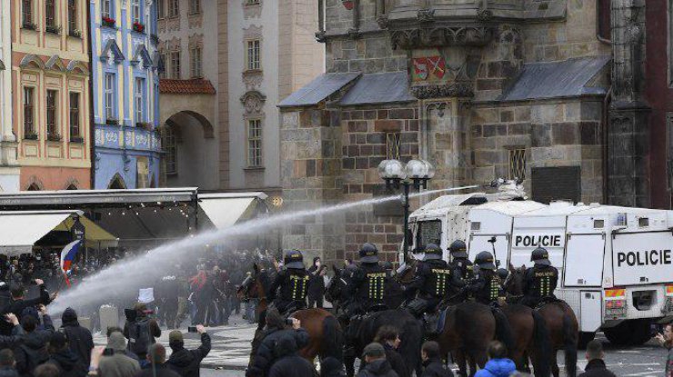 В Праге ультрасы вышли на акции протеста/фото: скриншот